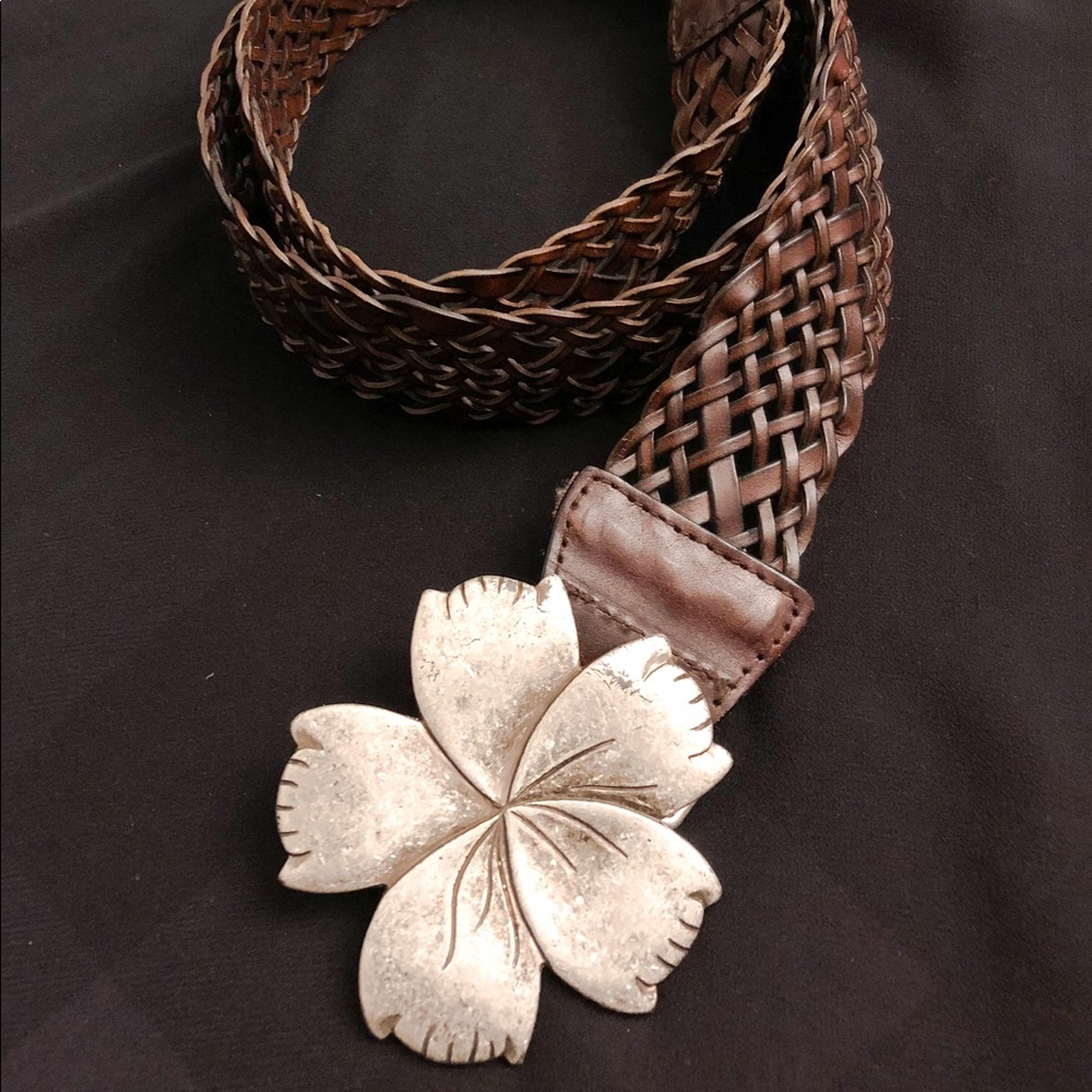 Flower pedal buckle belt